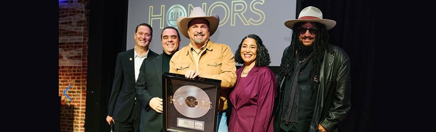 Garth Brooks Receives Artist of a Lifetime Award