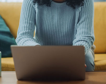 Ecommerce business owner uses 3PL Fulfillment Services for Direct to Consumer products on laptop